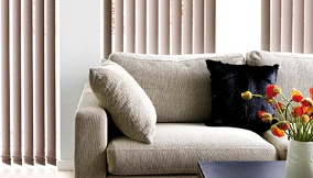 Vertikallamellen im Wohnzimmer vor gro�er Fensterfront, moderner Sicht- und Blendschutz nach Ma�