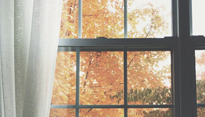 Moderne Vorh�nge am Fenster im Wohnraum, dekorativer Sicht- und Sonnenschutz nach Ma�