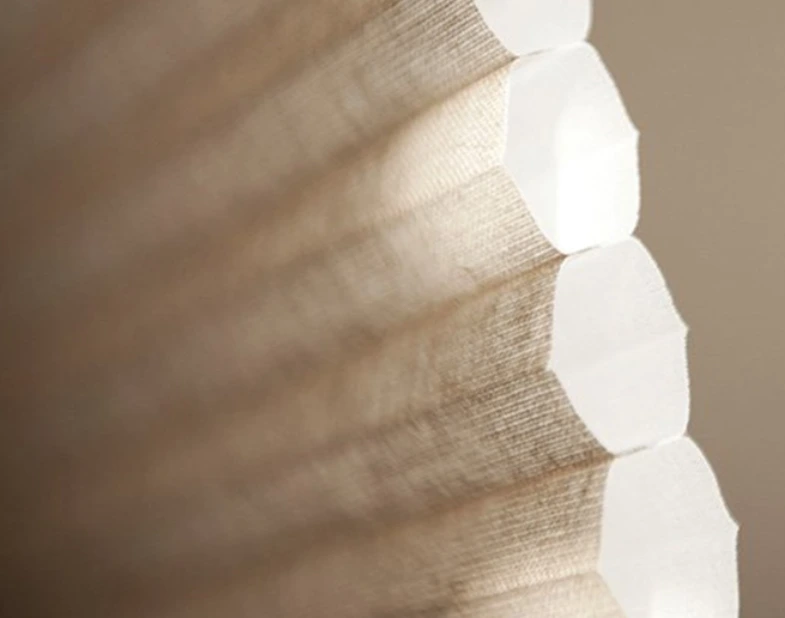 Detailaufnahme eines Wabenplissees mit isolierendem Wabenstoff, energiesparender Sicht- und W�rmeschutz am Fenster