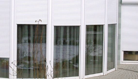 Geschlossene Rolll�den an Fenstern eines Wohnhauses, Sicht- und W�rmeschutz f�r mehr Energieeffizienz